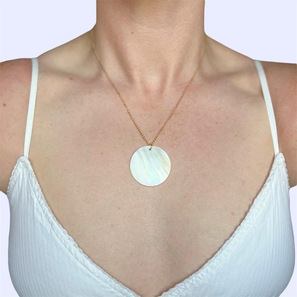 White Iridescent Mother-Of-Pearl Circle Sea Shell Pendant Necklace🌊
